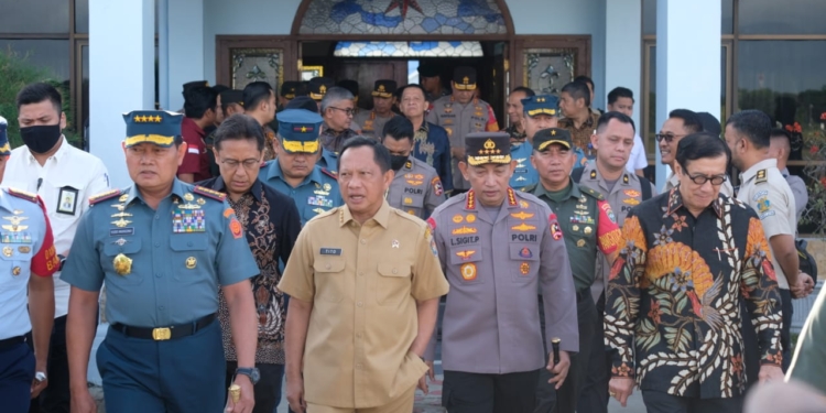 Kapolri Jenderal Listyo Sigit Prabowo dan Panglima TNI Laksamana Yudo Margono tiba di Aceh. (Foto: Dok. Polda Aceh)