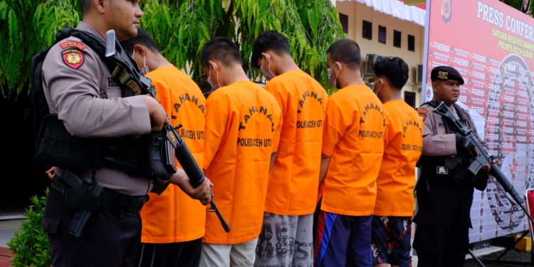 Para tersangka peredaran narkoba diamankan di Mapolres Aceh Utara. (Foto: Alibi/Dok. Polres Aceh Utara)