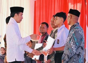 Presiden Joko Widodo menyerahkan implementasi Program Pelaksanaan Rekomendasi Penyelesaian non Yudisial Pelanggaran Hak Asasi Manusia (HAM) Berat kepada Akbar Maulana. (Foto: Alibi/Dok. BPMI Setpres/Laily Rachev)