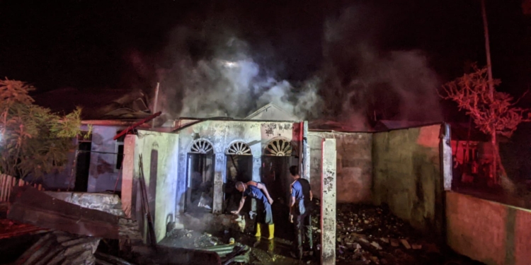 Kondisi tiga rumah warga di Gampong Pulo Teungoh, Kecamatan Meureubo, Kabupaten Aceh usai terbakar. (Foto: Alibi/Dok. BPBA)