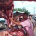 Pedagang daging di Pasar Darussalam, Banda Aceh sedang melayani pembeli. (Foto: Alibi/Fahzian Aldevan)