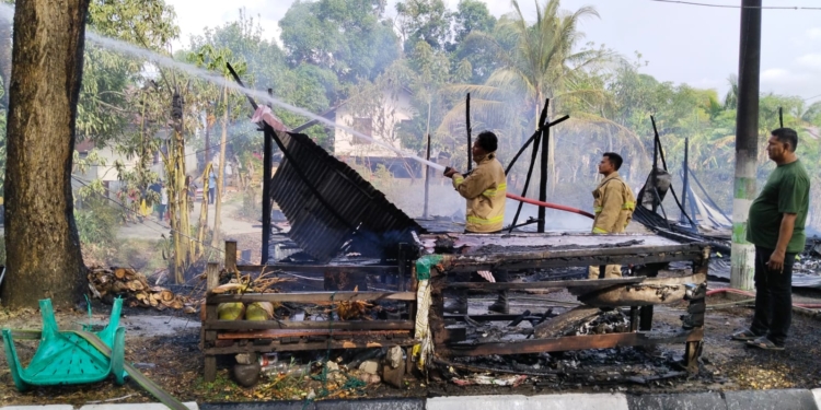 Petugas memadamkan kebakaran pada delapan kios warga di Blang Bintang, Aceh Besar. (Foto: Alibi/Dok. BPBA)