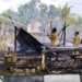 Petugas memadamkan kebakaran pada delapan kios warga di Blang Bintang, Aceh Besar. (Foto: Alibi/Dok. BPBA)
