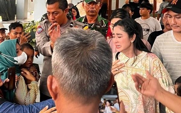 Dewi Perssik menangis ketika keluar dari masjid lokasi mediasi dengan Ketua RT terkait sapi kurbannya yang dipermasalahkan. Mediasi dilakukan di Masjid Babul Khoirot kawasan Lebak Bulus pada Kamis (29/6/2023). (Foto: Iqbal/detikcom)