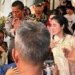 Dewi Perssik menangis ketika keluar dari masjid lokasi mediasi dengan Ketua RT terkait sapi kurbannya yang dipermasalahkan. Mediasi dilakukan di Masjid Babul Khoirot kawasan Lebak Bulus pada Kamis (29/6/2023). (Foto: Iqbal/detikcom)