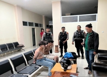 Polisi melakukan pemeriksaan terhadap dua pelaku kasus penganiayaan terhadap seorang warga, di Mapolresta Surakarta, Kamis (29/6/2023). (Foto: Antara/Bambang Dwi Marwoto)