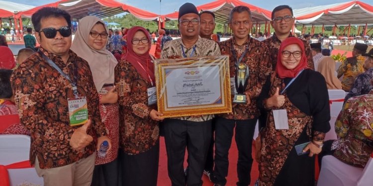 Tim Disnak Aceh foto bersama memegang piala dan piagam penghargaan Stand Terbaik Tingkat Provinsi pada Penas-KTNA XVI tahun 2023 di Padang, Kamis (15/6/2023). (Foto: Alibi/Dok. Humas Pemerintah Aceh)