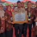 Tim Disnak Aceh foto bersama memegang piala dan piagam penghargaan Stand Terbaik Tingkat Provinsi pada Penas-KTNA XVI tahun 2023 di Padang, Kamis (15/6/2023). (Foto: Alibi/Dok. Humas Pemerintah Aceh)