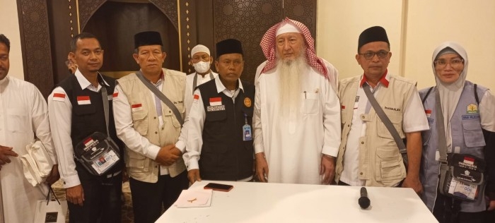 Arsip - Syekh Abullatif Baltou (tiga sebelah kanan) selaku nazir wakaf Baitul Asyi menyerahkan dana wakaf kepada jemaah haji Aceh tahun 2022 lalu. (Foto: Alibi/Dok. Kanwil Kemenag Aceh)