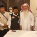 Arsip - Syekh Abullatif Baltou (tiga sebelah kanan) selaku nazir wakaf Baitul Asyi menyerahkan dana wakaf kepada jemaah haji Aceh tahun 2022 lalu. (Foto: Alibi/Dok. Kanwil Kemenag Aceh)