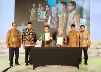 Direktur Utama Bank Aceh, Muhammad Syah, bersama Direktur LPPI, Retno Wahyuni Wijayanti melakukan penandatanganan Akad Kerja Sama Pendampingan Persiapan Operasional Bank Aceh menjadi bank devisa. (Foto: Alibi/Dok. Humas BAS)