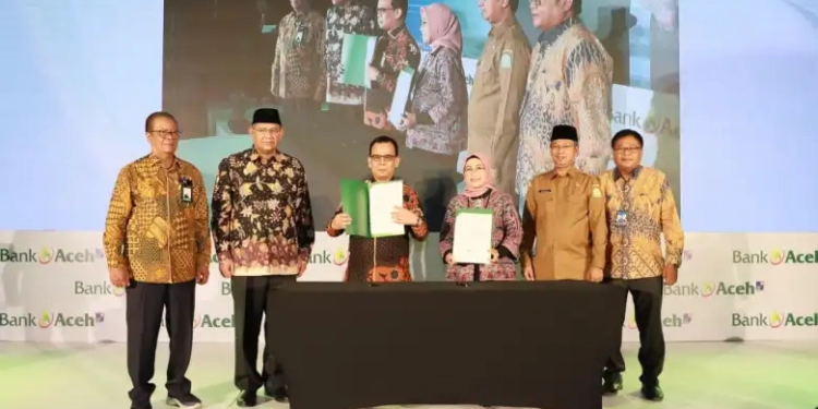 Direktur Utama Bank Aceh, Muhammad Syah, bersama Direktur LPPI, Retno Wahyuni Wijayanti melakukan penandatanganan Akad Kerja Sama Pendampingan Persiapan Operasional Bank Aceh menjadi bank devisa. (Foto: Alibi/Dok. Humas BAS)