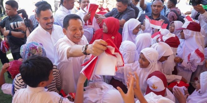 Penjabat Gubernur Aceh Achmad Marzuki, saat menghadiri kegiatan pencanangan gerakan pembagian Bendera Merah Putih 2023 di Lhokseumawe, Sabtu, (17/6/2023). (Foto: Alibi/Dok. Humas Pemerintah Aceh)