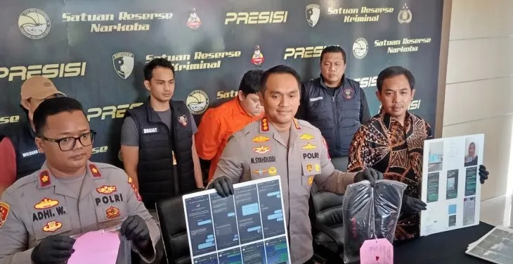Kapolres Metro Jakarta Barat Kombes Pol M. Syahduddi dalam jumpa pers pengungkapan kasus penipuan tiket Coldplay, Jumat (9/6/2023). (Foto: Antara/Risky Syukur)
