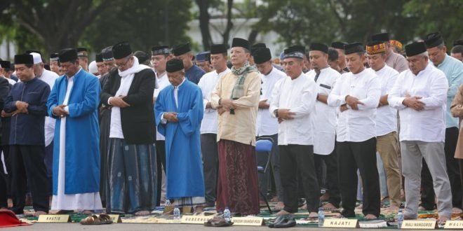 Penjabat Gubernur Aceh Achmad Marzuki bersama Sekda Aceh Bustami, Forkopimda Aceh dan masyarakat Kota Banda Aceh, saat melaksanakan salat Hari Raya Iduladha 1444 H, di Lapangan Blang Padang, Banda Aceh, Kamis (29/6/2023). (Foto: Alibi/Dok. Humas Pemerintah Aceh)