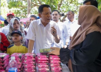 Pj Gubernur Aceh Achmad Marzuki, berbincang dengan pedagang saat meninjau bazar UMKM pada kegiatan Pencanangan Gerakan Pembagian Bendera Merah Putih 2023, di Lhokseumawe, Sabtu (17/6/2023). (Foto: Alibi/Dok. Humas Pemerintah Aceh)