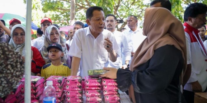 Pj Gubernur Aceh Achmad Marzuki, berbincang dengan pedagang saat meninjau bazar UMKM pada kegiatan Pencanangan Gerakan Pembagian Bendera Merah Putih 2023, di Lhokseumawe, Sabtu (17/6/2023). (Foto: Alibi/Dok. Humas Pemerintah Aceh)