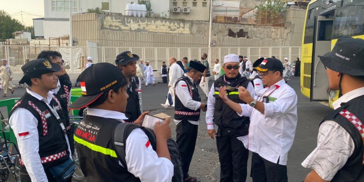 Kasi Transportasi Daker Makkah Asep Subhana beri arahan ke Tim Transportasi. (Foto: Alibi/Dok. Kemenag RI)