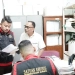 Tim penyidik Kejaksaan Negeri Aceh Timur menggeledah Kantor Dinas PUPR Aceh Timur, Senin (12/6/2023). (Foto: Antara/HO)