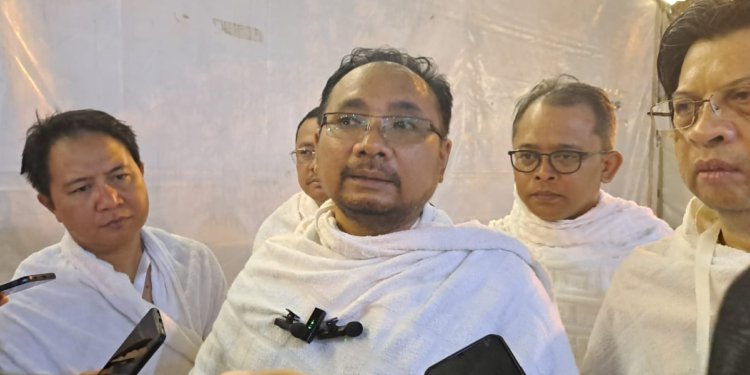 Menag RI, Yaqut Cholil Qoumas melihat pelaksanaan wukuf di Arafah. (Foto: Alibi/Dok. Kemenag RI)