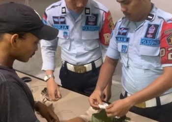 Petugas menggeledah bungkusan nasi goreng berisi narkoba di Lapas Kelas IIB Idi, Kabupaten Aceh Timur, Kamis (8/6/2023). (Foto: Antara/HO)
