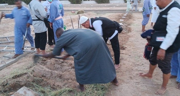 Proses pemakaman almarhum Abdullah Meglih (82) jemaah haji asal Aceh Barat. (Foto: Alibi/Dok. Kanwil Kemenag Aceh)