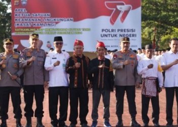 Asisten III Sekda Aceh, Iskandar (empat kiri), foto bersama saat menghadiri apel Kasat Kamling di Mapolda Aceh, Rabu (21/6/2023). (Foto: Alibi/Dok. Humas Pemerintah Aceh)