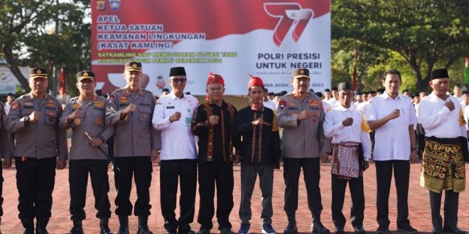 Asisten III Sekda Aceh, Iskandar (empat kiri), foto bersama saat menghadiri apel Kasat Kamling di Mapolda Aceh, Rabu (21/6/2023). (Foto: Alibi/Dok. Humas Pemerintah Aceh)