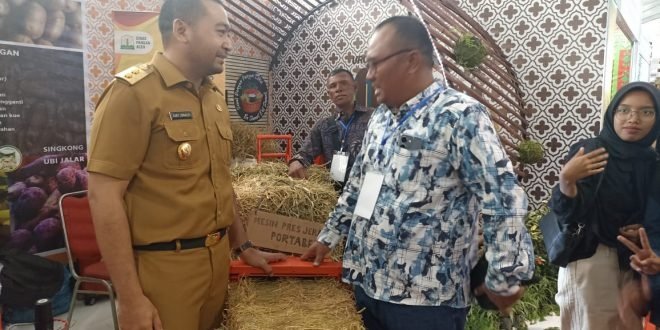 Wakil Gubernur Sumatera Barat, Audy Joinaldy, saat berbincang dengan Hendra Saputra, sang inventor Mesin Press Jerami Portabel yang dipamerkan di stand Pemerintah Aceh Penas-KTNA XVI Padang, Selasa (13/6/2023). (Foto: Alibi/Dok. Humas Pemerintah Aceh)