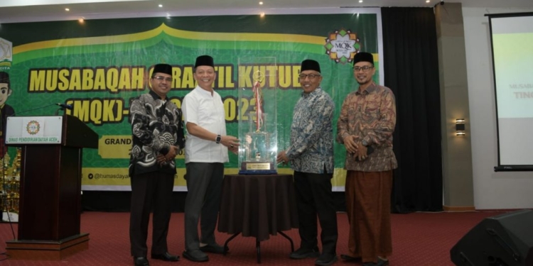 Penjabat Gubernur Aceh, Achmad Marzuki saat menyerahkan Piala Juara Umum MQK ke III Tahun 2023 kepada kafilah Aceh Besar, di Banda Aceh, Jumat (23/6/2023) malam. (Foto: Alibi/Dok. Humas Pemerintah Aceh)