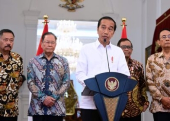 Presiden Joko Widodo menerima laporan dari Tim Penyelesaian Non Yudisial Pelanggaran Hak Asasi Manusia yang Berat (PPHAM) di Istana Merdeka, Jakarta, pada Rabu, (11/1/2023). (Foto: BPMI Setpres/Muchlis Jr)