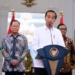 Presiden Joko Widodo menerima laporan dari Tim Penyelesaian Non Yudisial Pelanggaran Hak Asasi Manusia yang Berat (PPHAM) di Istana Merdeka, Jakarta, pada Rabu, (11/1/2023). (Foto: BPMI Setpres/Muchlis Jr)