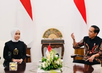 Presiden Joko Widodo menerima Putri Ariani, penyanyi asal Indonesia yang meraih golden buzzer America’s Got Talent (AGT) 2023 di Istana Merdeka, Jakarta, Rabu (14/6/2023). (Foto: BPMI Setpres/Laily Rachev)