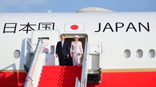 Kaisar Jepang Naruhito bersama Permaisuri Masako mendarat di Bandara Internasional Soekarno Hatta, Tangerang, Banten, Sabtu (17/6/2023) sekira pukul 16.20 WIB. (Foto: Alibi/Dok. BPMI Setpres/Muchlis Jr)
