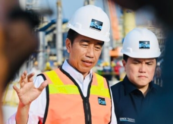 Presiden Joko Widodo menjawab pertanyaan awak media usai melakukan peninjauan pabrik smelter PT Freeport Indonesia, pada Selasa (20/6/2023). (Foto: Alibi/Dok. BPMI Setpres/Laily Rachev)