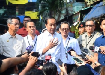 Presiden Joko Widodo memberikan keterangan di hadapan awak media di Pasar Palmerah, Jakarta, pada Senin (26/6/2023). (Foto: Alibi/Dok. BPMI Setpres)