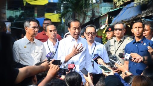 Presiden Joko Widodo memberikan keterangan di hadapan awak media di Pasar Palmerah, Jakarta, pada Senin (26/6/2023). (Foto: Alibi/Dok. BPMI Setpres)