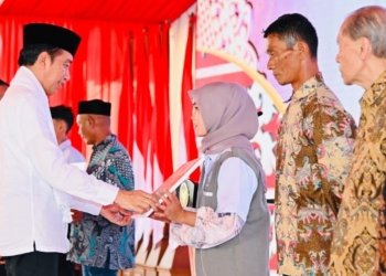 Presiden Joko Widodo meluncurkan program pelaksanaan rekomendasi penyelesaian non-yudisial pelanggaran hak asasi manusia (HAM) yang berat di Tanah Air yang diselenggarakan di Rumoh Geudong, Kabupaten Pidie, Provinsi Aceh pada Selasa (27/6/2023). (Foto: Alibi/Dok. BPMI Setpres/Laily Rachev)