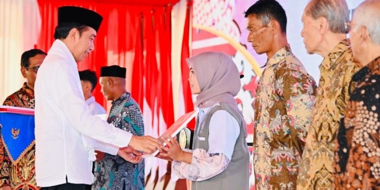 Presiden Joko Widodo meluncurkan program pelaksanaan rekomendasi penyelesaian non-yudisial pelanggaran hak asasi manusia (HAM) yang berat di Tanah Air yang diselenggarakan di Rumoh Geudong, Kabupaten Pidie, Provinsi Aceh pada Selasa (27/6/2023). (Foto: Alibi/Dok. BPMI Setpres/Laily Rachev)