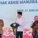 Presiden Joko Widodo berdialog dalam acara peluncuran program pelaksanaan rekomendasi penyelesaian non-yudisial pelanggaran Hak Asasi Manusia (HAM) Berat di Rumoh Geudong, Kabupaten Pidie, Provinsi Aceh, Selasa (27/6/2023). (Foto: Alibi/Dok. BPMI Setpres/Laily Rachev)