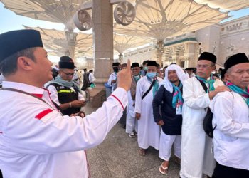 Kadaker Madinah Zaenal Muttaqin menyapa jemaah kloter terakhir yang akan masuk Raudhah. (Foto: Alibi/Dok. Kemenag RI)