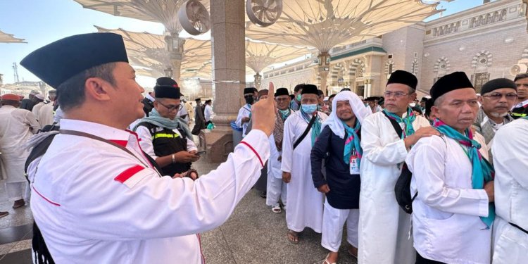 Kadaker Madinah Zaenal Muttaqin menyapa jemaah kloter terakhir yang akan masuk Raudhah. (Foto: Alibi/Dok. Kemenag RI)