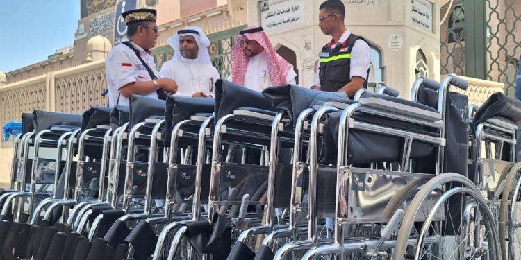 Ilustrasi. Bantuan kursi roda dari Pengurus Masjid Nabawi. (Foto: Alibi/Dok. Kemenag RI)