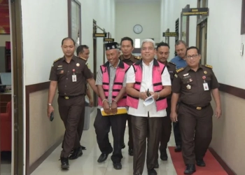 Penyidik ​​mengawal dua dugaan dugaan tindak pidana korupsi program peremajaan sawit di Kantor Kejati Aceh, Banda Aceh. (Foto: Antara/HO/Penkum Kejati Aceh)