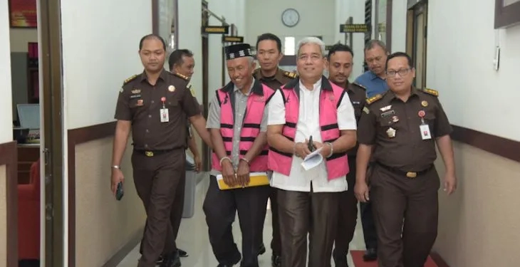 Penyidik ​​mengawal dua dugaan dugaan tindak pidana korupsi program peremajaan sawit di Kantor Kejati Aceh, Banda Aceh. (Foto: Antara/HO/Penkum Kejati Aceh)