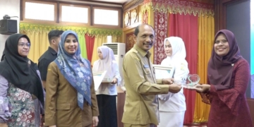 Asisten Pemerintahan, Keistimewaan Aceh dan Kesejahteraan Rakyat Sekda Aceh, M. Jafar, saat menyerahkan piagam penghargaan Kepada lima perempuan berjasa dan berprestasi di Aceh. (Foto: Alibi/Dok. Humas Pemerintah Aceh)