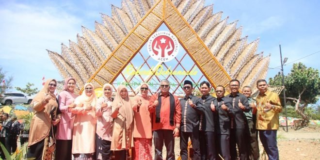 Sekda Aceh, Bustami, didampingi Wakil Ketua Harian Dekranasda Aceh, Mellani Subarni, saat meninjau stand pameran usai acara pembukaan Rapat Kerja Daerah dan Pameran Kerajinan Unggulan Dekranasda Kabupaten/Kota se-Aceh di Aceh Selatan, Kamis (15/6/2023). (Foto: Alibi/Dok. Humas Pemerintah Aceh)