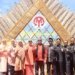 Sekda Aceh, Bustami, didampingi Wakil Ketua Harian Dekranasda Aceh, Mellani Subarni, saat meninjau stand pameran usai acara pembukaan Rapat Kerja Daerah dan Pameran Kerajinan Unggulan Dekranasda Kabupaten/Kota se-Aceh di Aceh Selatan, Kamis (15/6/2023). (Foto: Alibi/Dok. Humas Pemerintah Aceh)