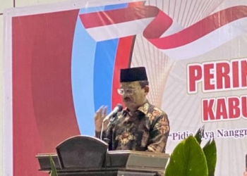 Asisten II Sekda Aceh, Mawardi, saat membuka rangkaian acara Peringatan Hari Jadi Kabupaten Pidie Jaya ke-16 Tahun 2023 di Pantai Wisata Islami Trienggadeng, Jumat, (16/6/2023) malam. (Foto: Alibi/Dok. Humas Pemerintah Aceh)