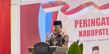 Asisten II Sekda Aceh, Mawardi, saat membuka rangkaian acara Peringatan Hari Jadi Kabupaten Pidie Jaya ke-16 Tahun 2023 di Pantai Wisata Islami Trienggadeng, Jumat, (16/6/2023) malam. (Foto: Alibi/Dok. Humas Pemerintah Aceh)